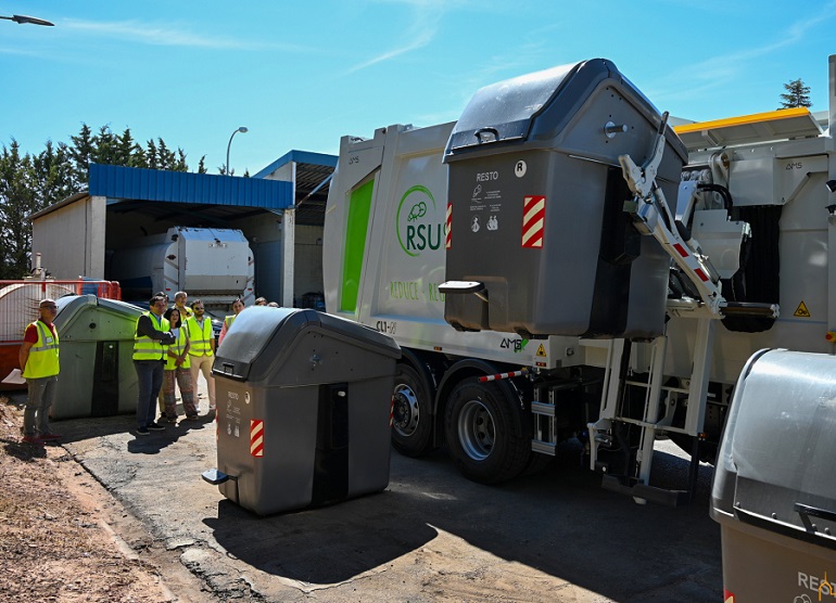 RSU incorpora dos nuevos camiones de carga lateral para reducir costes