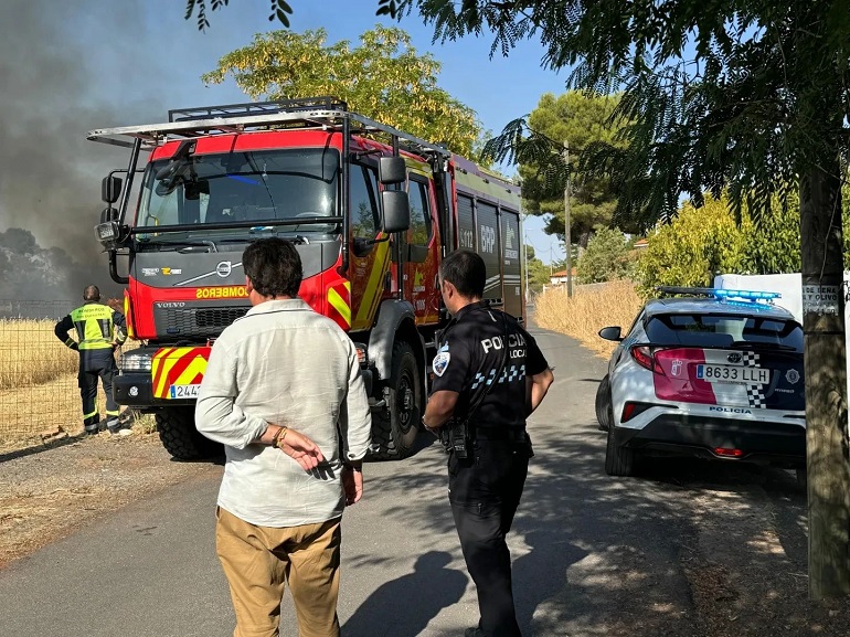 Alerta en La Poblachuela por un incendio de pastos cercano a las viviendas