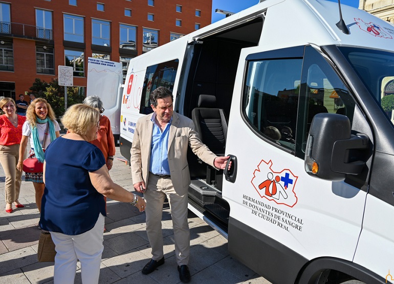 La Diputación dona un vehículo a la Hermandad de Donantes de Sangre de Ciudad Real