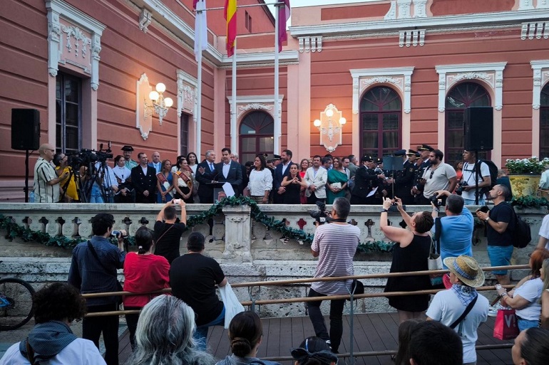 Pistoletazo de salida a las Fiestas de Ciudad Real David Centellas inaugura la Feria con un pregón que une generaciones