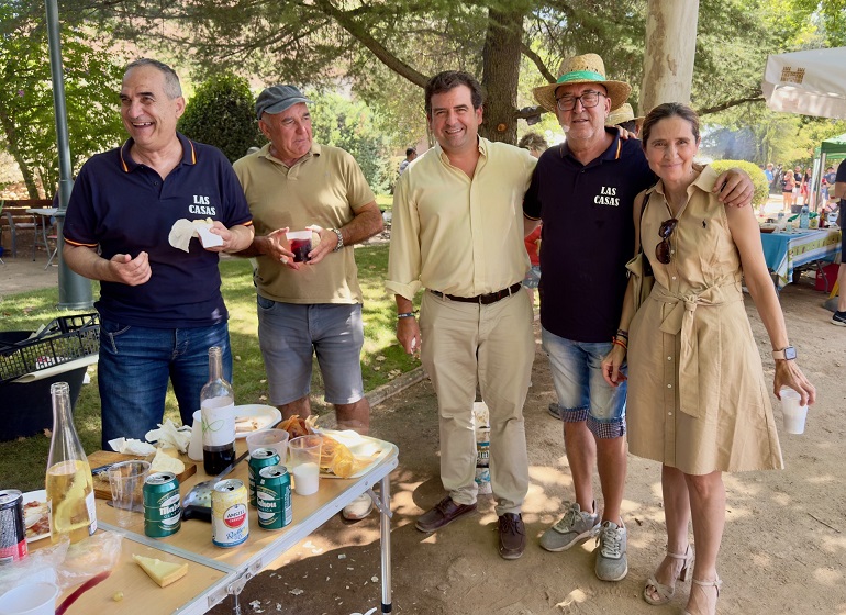 Sabor y tradición en Las Casas Fiestas con migas, gachas y pisto reúnen a vecinos y amigos