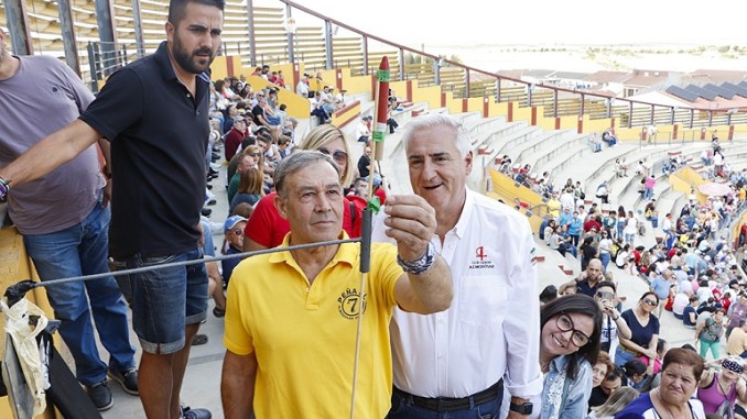 Almodóvar del Campo inicia sus encierros con un homenaje al veterano corredor Tomás Nevado García-Minguillán