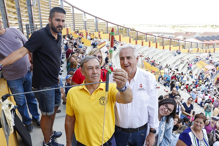 Almodóvar del Campo inicia sus encierros con un homenaje al veterano corredor Tomás Nevado García-Minguillán