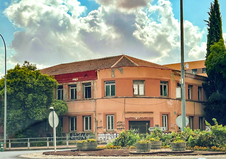 El Ministerio de Trabajo sella el edificio abandonado de la CEOE en Ciudad Real para garantizar la seguridad de los vecinos