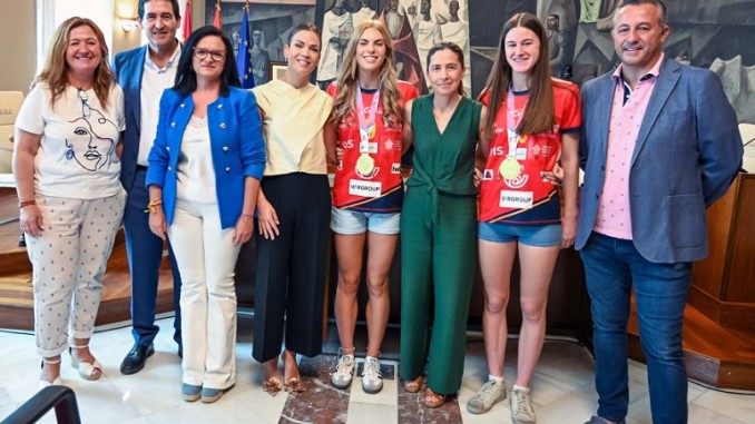 La Diputación Provincial honra a las campeonas mundiales de balonmano Celia García y Nayra Solís