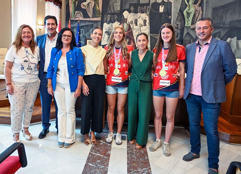 La Diputación Provincial honra a las campeonas mundiales de balonmano Celia García y Nayra Solís