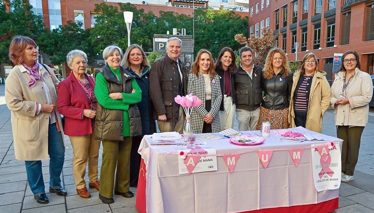 Ayuntamiento y Diputación muestran su apoyo solidario a AMUMA en el Día Mundial contra el Cáncer de Mama