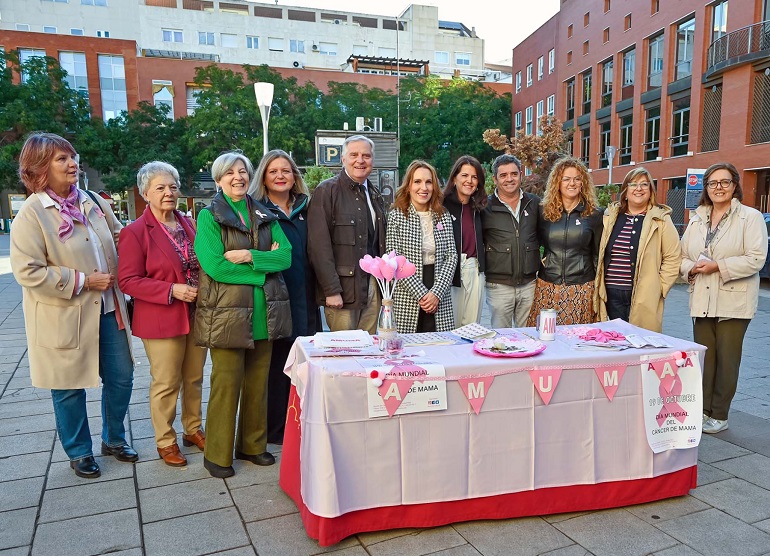 Ayuntamiento y Diputación muestran su apoyo solidario a AMUMA en el Día Mundial contra el Cáncer de Mama