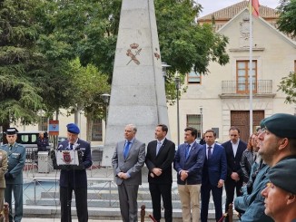 Ciudad Real rinde homenaje a la Guardia Civil El escudo de la institución se suma al monolito de la Plaza de España