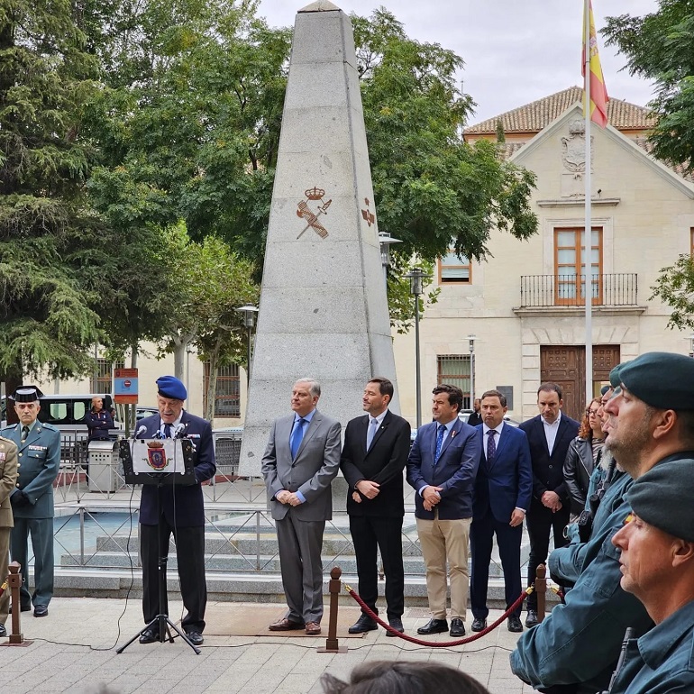 Ciudad Real rinde homenaje a la Guardia Civil El escudo de la institución se suma al monolito de la Plaza de España