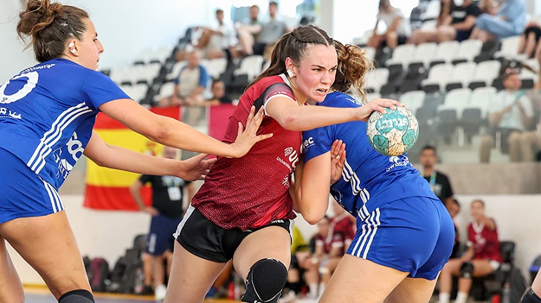 Las hermanas Laguna y Paula Quiles representan a la UCLM en el Beach Handball Champions Cup Women 2024