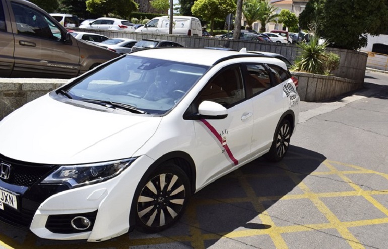 Puertollano renueva su flota de taxis 15 Aspirantes compiten por las licencias