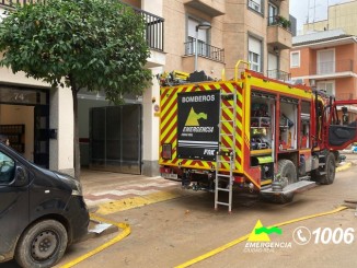 Bomberos del SCIS de Ciudad Real continúan achicando agua en Algemesí tras la devastadora DANA