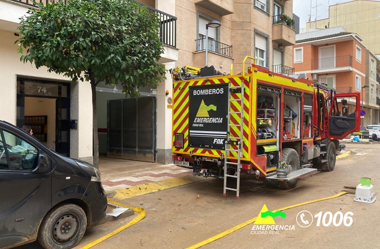 Bomberos del SCIS de Ciudad Real continúan achicando agua en Algemesí tras la devastadora DANA