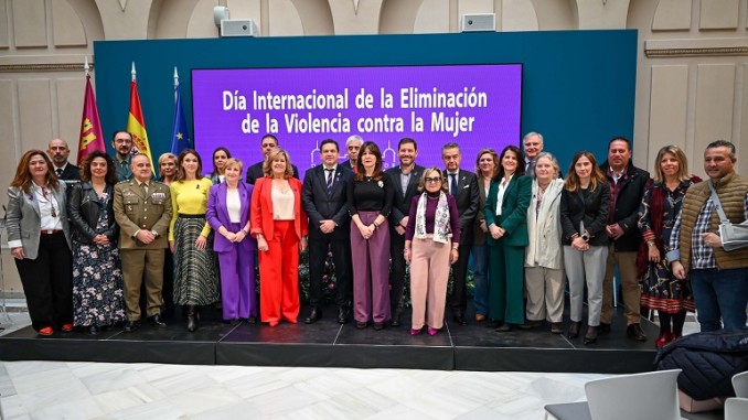 Ciudad Real se une contra la violencia de género Un acto institucional cargado de compromiso y emoción