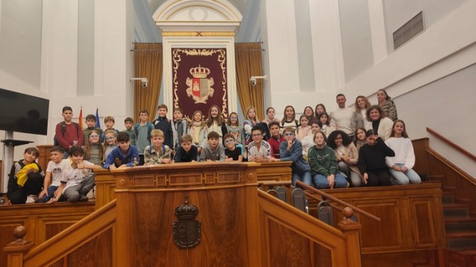 El Colegio Cervantes de Santa Cruz de Mudela lleva la voz de Ciudad Real a las Cortes de Castilla-La Mancha en el Día Internacional del Niño