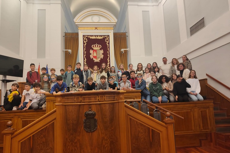 El Colegio Cervantes de Santa Cruz de Mudela lleva la voz de Ciudad Real a las Cortes de Castilla-La Mancha en el Día Internacional del Niño