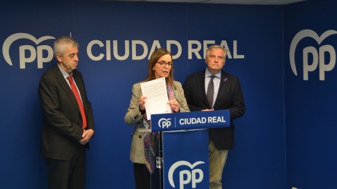 El PP solicita la comparecencia de Elma Saiz por el posible centro de migrantes en el Aeropuerto de Ciudad Real y denuncia contradicciones del Gobierno