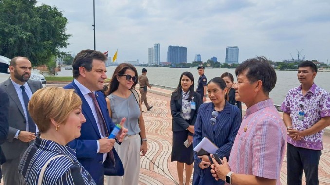 La Delegación de FENAVIN promociona el vino español en Asia con una visita institucional a la Asamblea Nacional de Tailandia