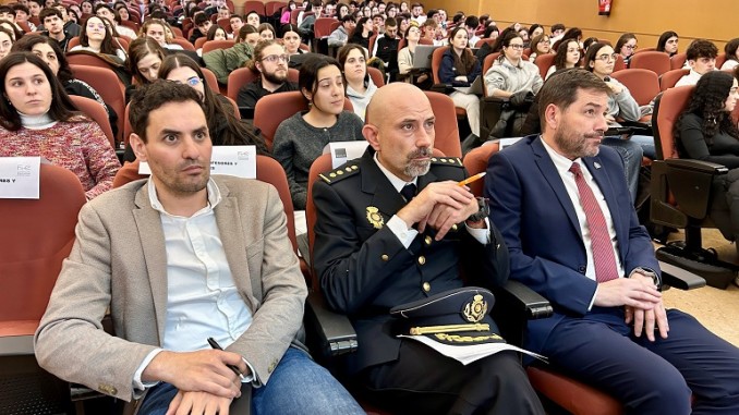 La Policía Nacional forma a futuros maestros en ciberseguridad para prevenir el acoso escolar