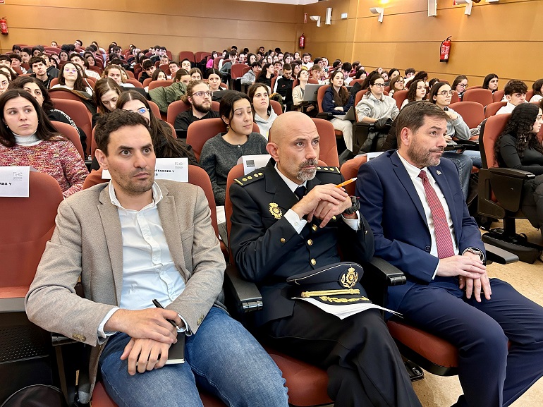 La Policía Nacional forma a futuros maestros en ciberseguridad para prevenir el acoso escolar