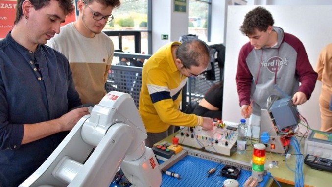 La VI Feria de FP Dual en Puertollano Un éxito de colaboración entre empresas y educación