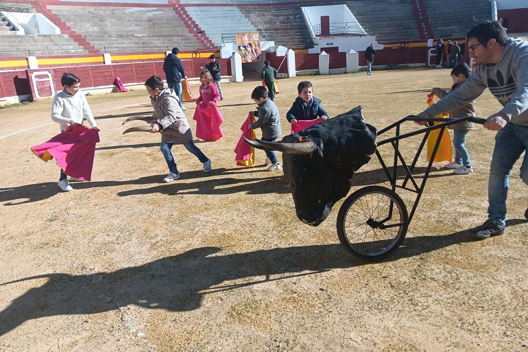 Daimiel vive la fiesta brava Éxito rotundo del III Taller de Toreo de Salón con Carlos Aranda