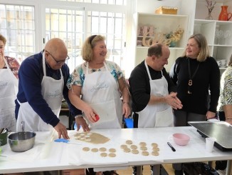 Un dulce encuentro navideño El Taller de Repostería para mayores promueve la alegría y la conexión social