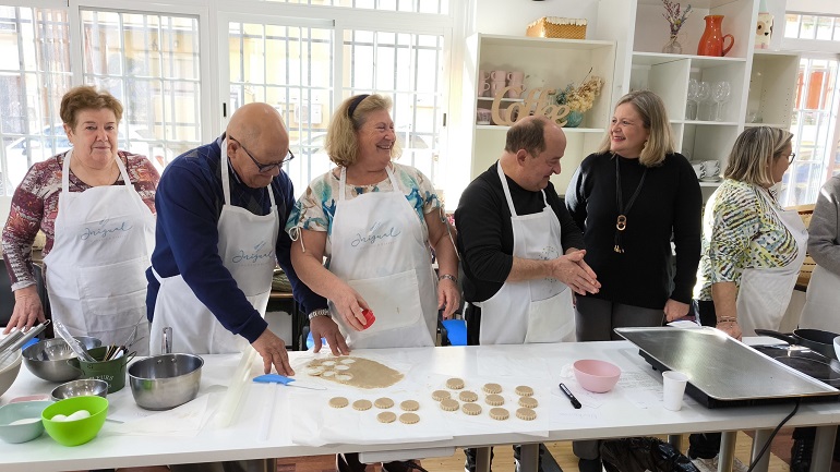 Un dulce encuentro navideño El Taller de Repostería para mayores promueve la alegría y la conexión social