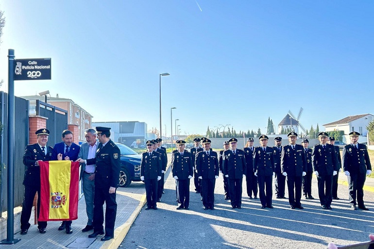 Valdepeñas rinde homenaje a 200 años de historia con la nueva Calle Policía Nacional