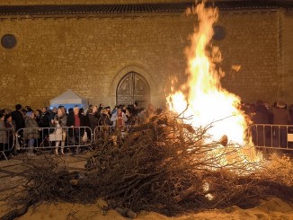 El fuego de San Antón purifica Ciudad Real! Tradición, convivencia y sabor en la noche de la hoguera del Santo Patrón de los animales