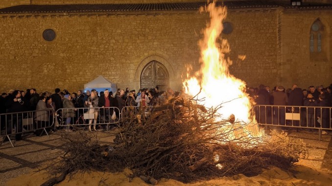 El fuego de San Antón purifica Ciudad Real! Tradición, convivencia y sabor en la noche de la hoguera del Santo Patrón de los animales