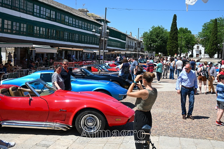 Almagro ruge con fuerza americana La Plaza Mayor acogió la primera concentración nacional del Corvette C3