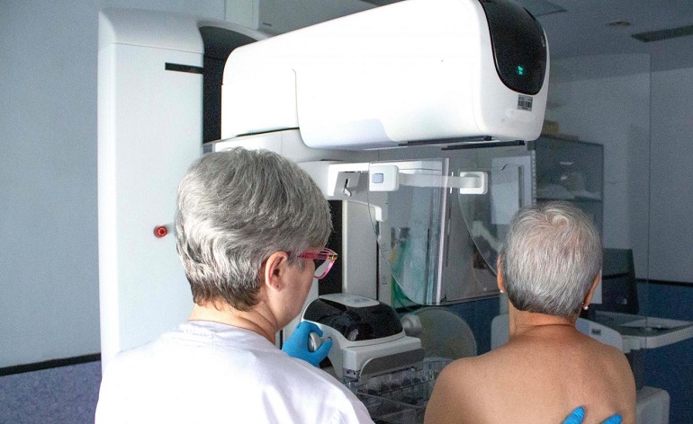 Detección precoz del cáncer de mama Los hospitales de Valdepeñas, Puertollano, Manzanares y Tomelloso incorporan mamógrafos de última generación
