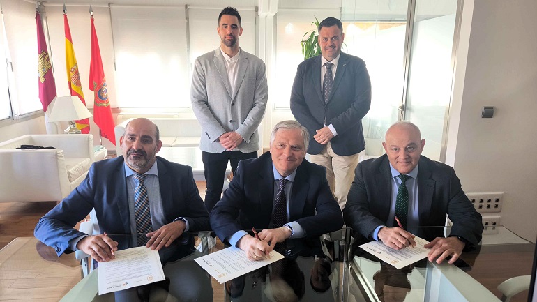 El Ayuntamiento de Ciudad Real y el SCIS firman un convenio para que los bomberos entrenen en instalaciones deportivas municipales en el 2025