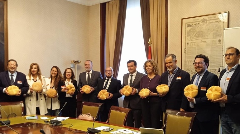 El Pan de Cruz, emblema de Ciudad Real, busca mayor reconocimiento en el Congreso con el apoyo de VOX