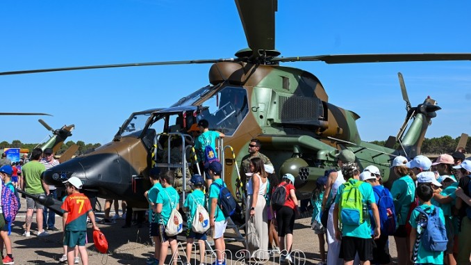 Los Tigre rugen en Almagro Más de 2.400 escolares se fascinan con las exhibiciones en la Jornada de Puertas Abiertas del BHELA I