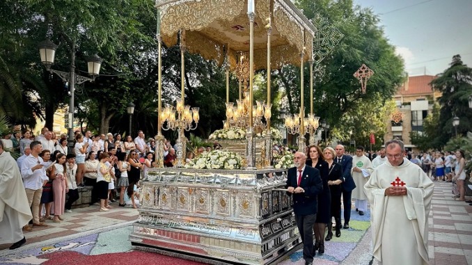 Ciudad Real se rinde al Corpus Christi Más de 5.900 kilos de sal para vestir de fe y tradición sus calles
