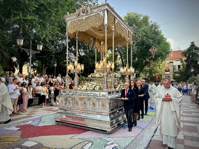 Ciudad Real se rinde al Corpus Christi Más de 5.900 kilos de sal para vestir de fe y tradición sus calles