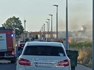 Un incendio en la Avenida de Europa de Miguelturra moviliza a bomberos y vecinos-2