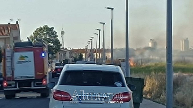 Un incendio en la Avenida de Europa de Miguelturra moviliza a bomberos y vecinos-2