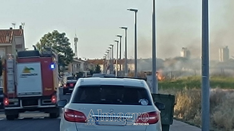 Un incendio en la Avenida de Europa de Miguelturra moviliza a bomberos y vecinos-2