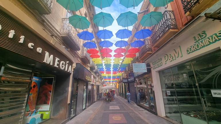 4.000 paraguas contra el calor Valdepeñas celebra el Año Jubilar con color y creatividad