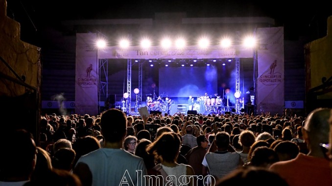 Carlos Baute arrasa en Bolaños de Calatrava con un lleno absoluto y un concierto solidario que puso fin a las Ferias y Fiestas 2025
