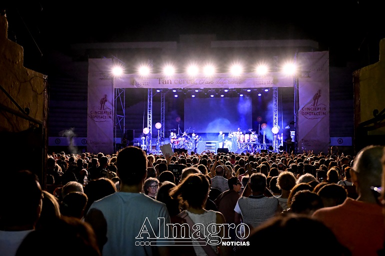 Carlos Baute arrasa en Bolaños de Calatrava con un lleno absoluto y un concierto solidario que puso fin a las Ferias y Fiestas 2025