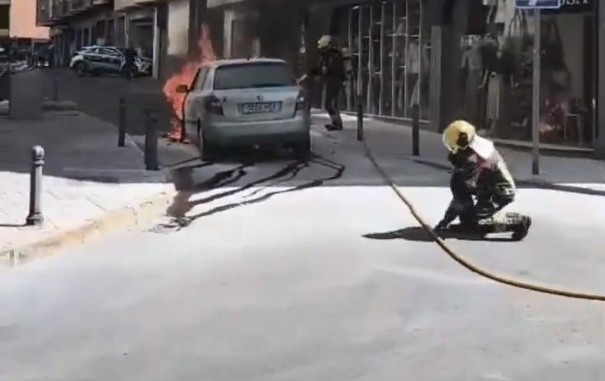 Vehiculo en llamas en pleno centro de Ciudad Real! Los bomberos controlan el incendio en minutos sin daños personales