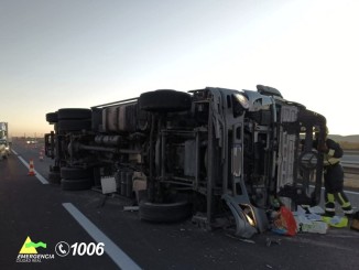 Rescatado un conductor atrapado tras volcar su camión en la A-4