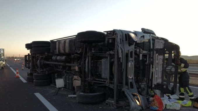 Rescatado un conductor atrapado tras volcar su camión en la A-4