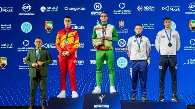 Carlos Lozano Soto firma un hito histórico al conquistar la medalla de plata en el WAKO World Kickboxing – Abu Dhabi 2025