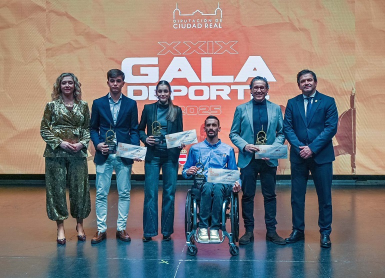 El bolañego Francisco Javier Sánchez Lara, junto a Paula Sevilla, Elena Alfaro y Jesús Sánchez de la Nieta, mejores deportistas de la provincia en la XXIX Gala de la Diputación